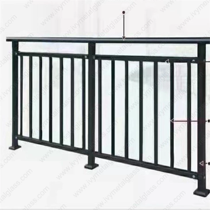 Balcon cu balustradă din aluminiu