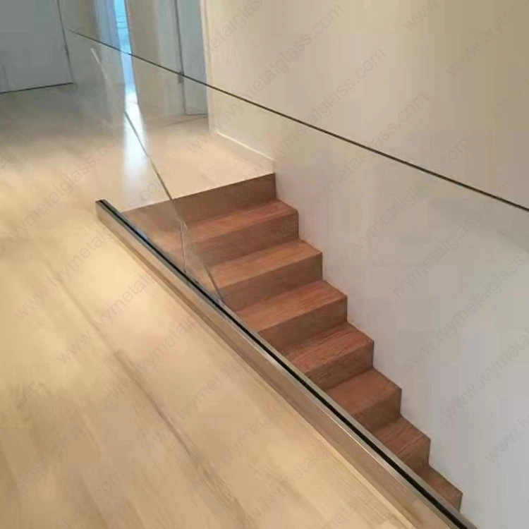 Balustradă din sticlă cu canal U din aluminiu
