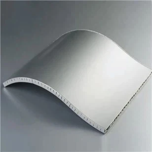 Panou curbat de tip fagure din aluminiu